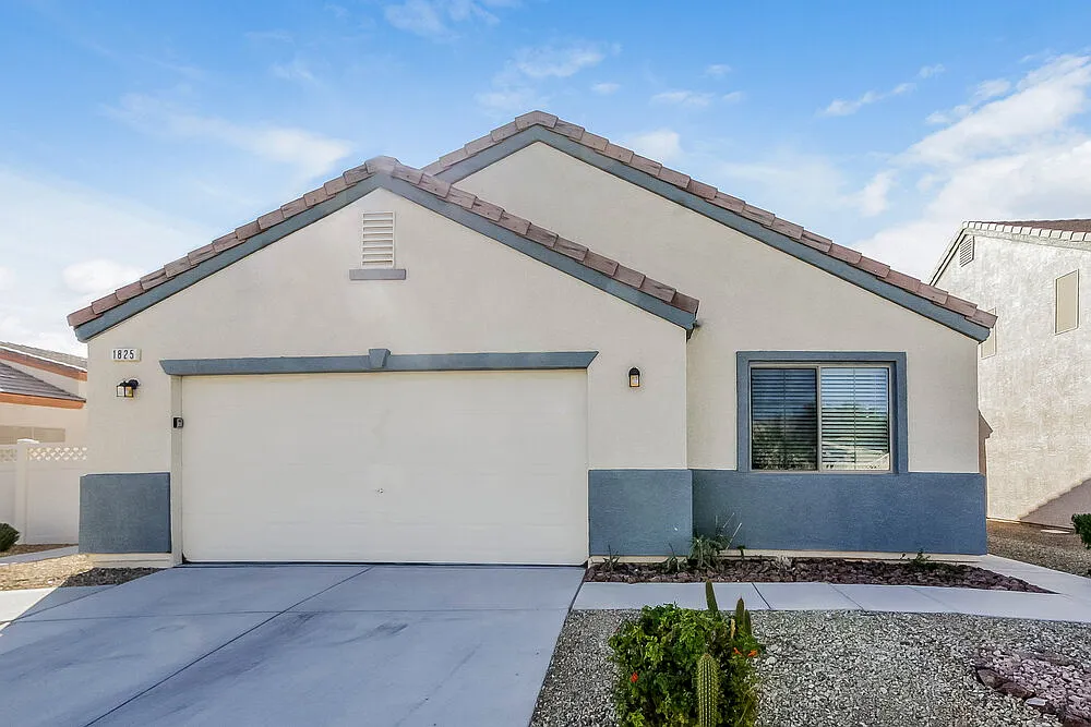 3 bed, 2.0 bath, 1410 sqft, $2,060 — Photo 1