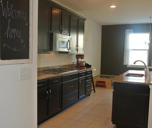4th image of 4570 Silverthorn Dr