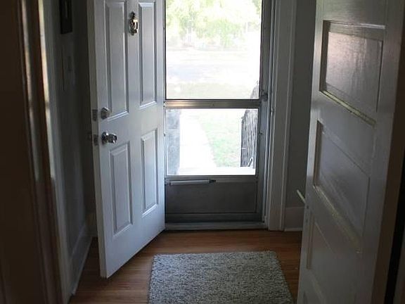 Foyer/walk-in area
