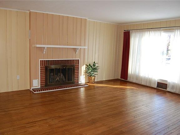 4th image of 33180 Redwood Blvd