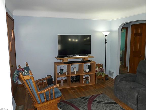 4th image of 5947 Traymore Ave
