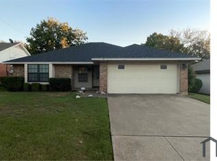 1701 N Bent Tree Trl, Grand Prairie, TX 75052