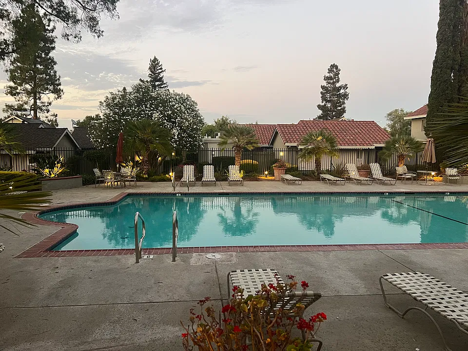 5698 Hollyleaf Ln