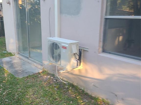3rd image of 820 SW 29th St #C