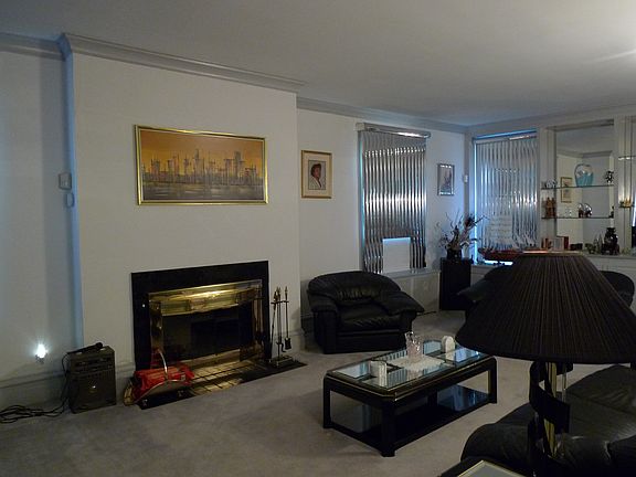 LIVINGROOM WITH FIREPLACE