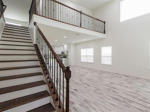 3rd image of 2825 Poinsettia Dr