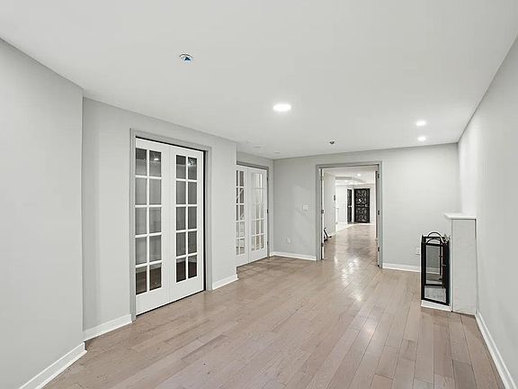 2nd image of 16 W 122nd St