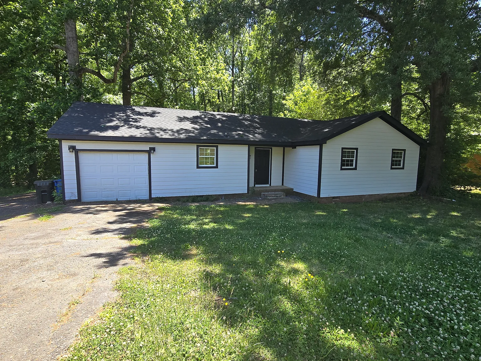 3 bed, 1423 sqft, $2,300 — Photo 1