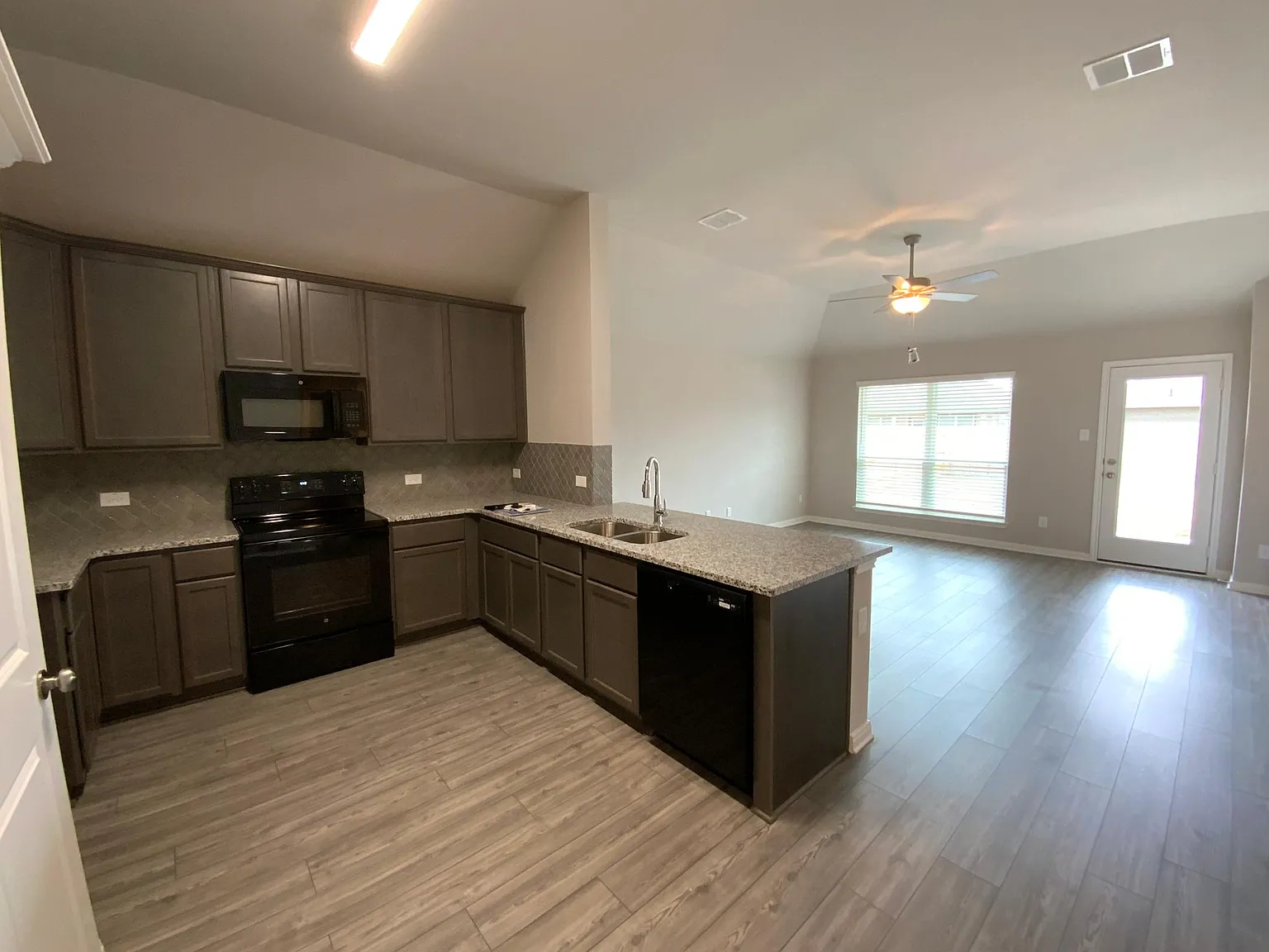 3 bed, 1419 sqft, $1,625 — Photo 4