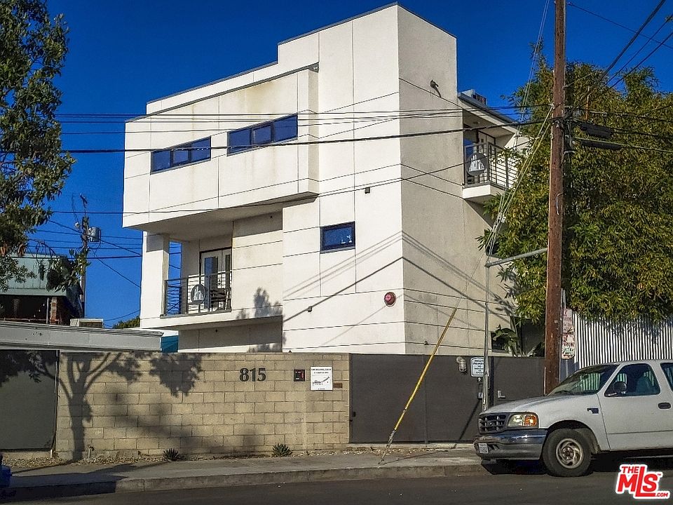 1st image of 815 Hampton Dr Unit 1B