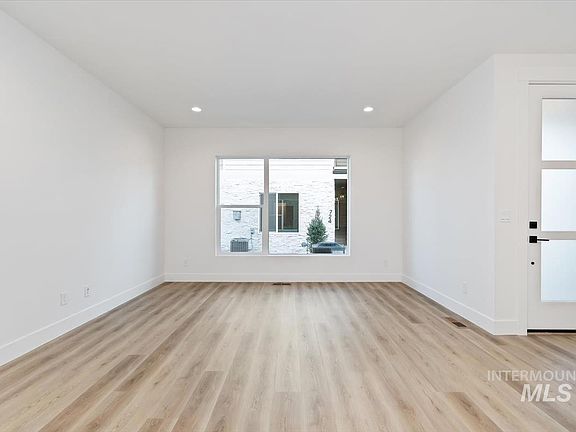 4th image of 736 S Calhoun Pl