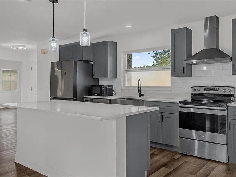 2433 Benjamin Dr — Photo 9