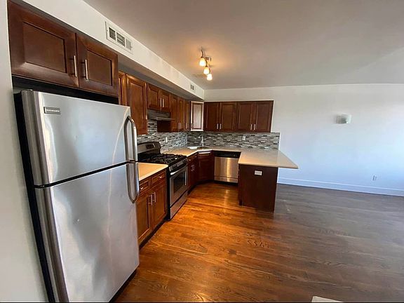 4th image of 836 Hicks St #1