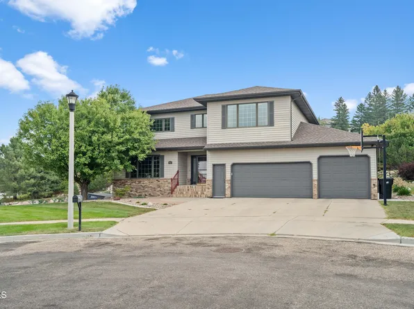 905 Dodge Cir, Bismarck, ND 58503