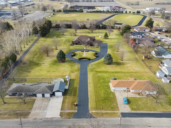 1039 Warren St, Henry, IL 61537