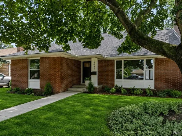 19984 Fairway Dr, Grosse Pointe Woods, MI 48236