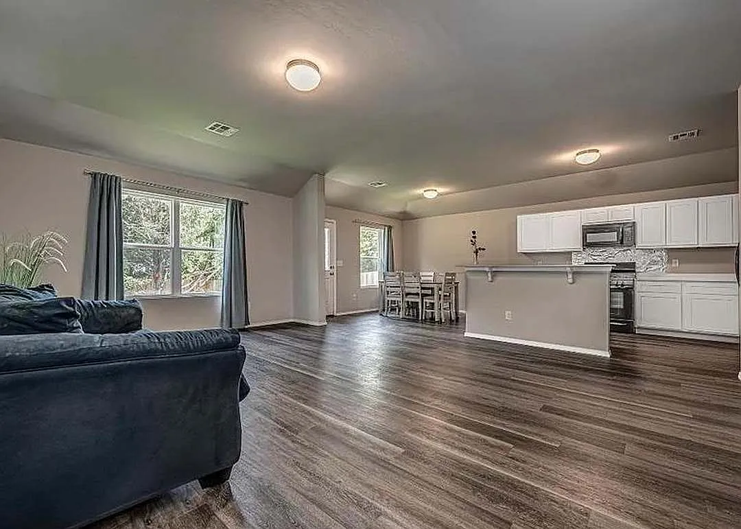 4 bed, 1911 sqft, $1,950 — Photo 3