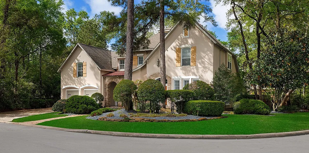Photo 2 of 45 - 11 N Lansdowne Cir - The Woodlands, TX Building Photo - 11 N Lansdowne Cir