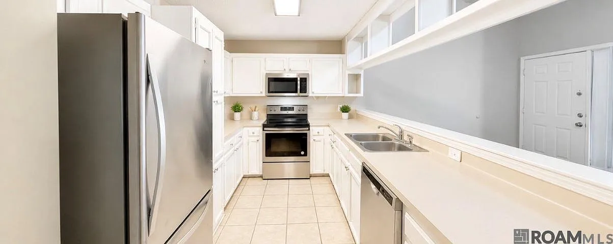 1 bed, 1010 sqft, $1,450 — Photo 3
