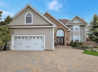 8 Wendy Rd, Syosset, NY 11791