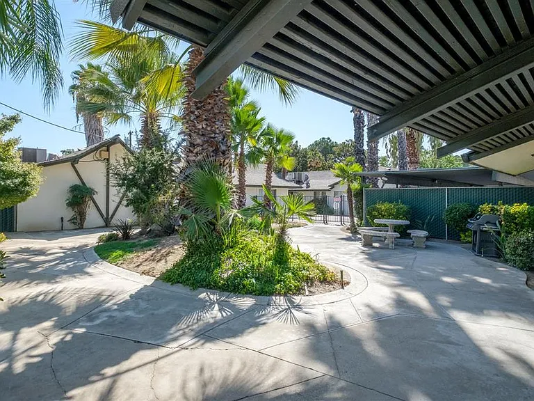 Reef Apartments — Photo 9