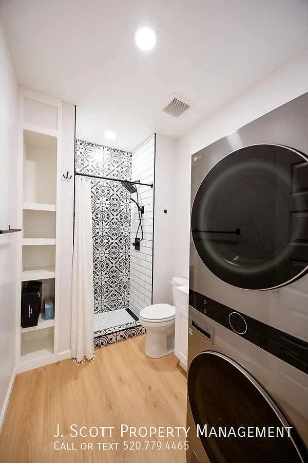Spacious Studio with Washer/Dryer & Walk-In Closet Utilities Included! — Photo 4