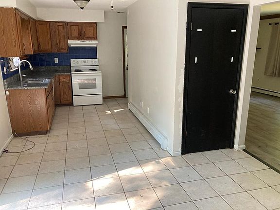 4th image of 42 Hudson Ave