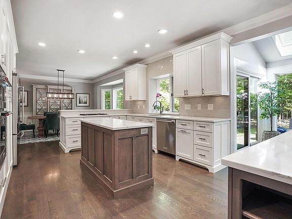 4th image of 534 Retreat Ln N