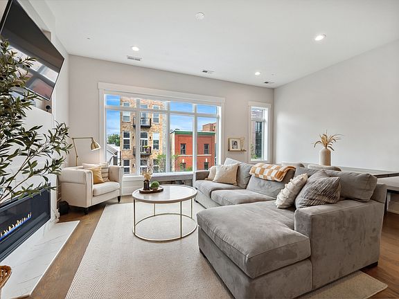 3rd image of 2114 W Belmont Ave #3