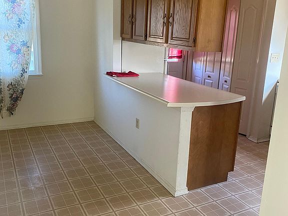 3rd image of 618 E Wilson Blvd