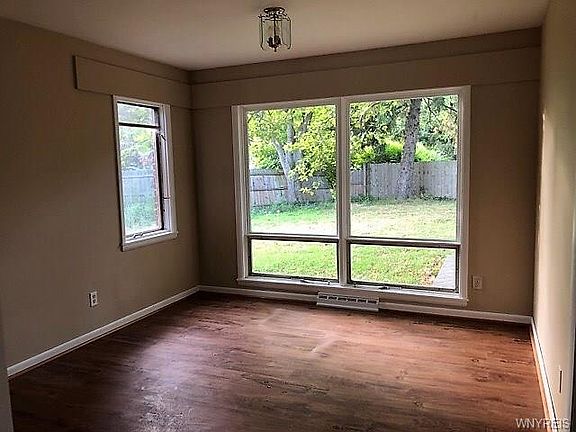 4th image of 16 Lake Ledge Dr
