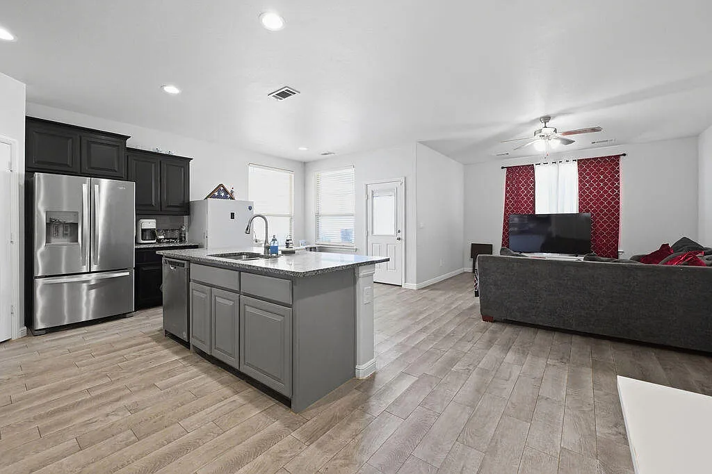 4 bed, 2.0 bath, 1766 sqft, $3,200 — Photo 3