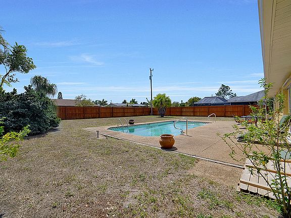 5th image of 1106 SE 17th St