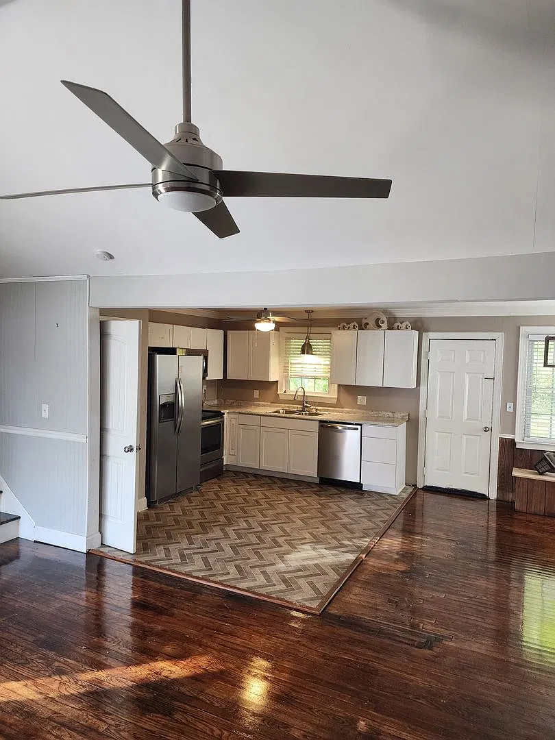 Spacious 4 bedroom 2 bath Will Not last long! — Photo 3