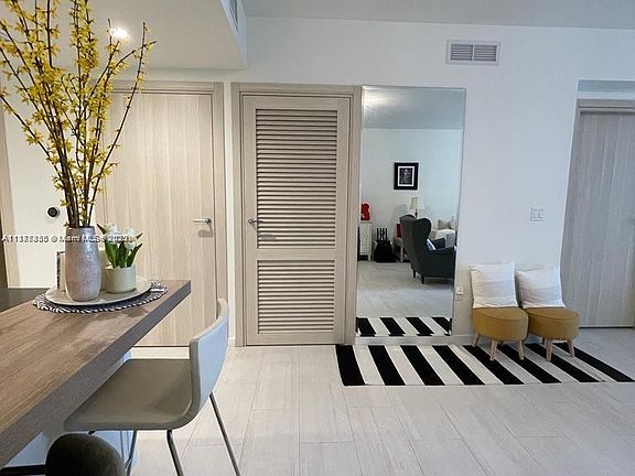 4th image of 1000 Brickell Plz #2803