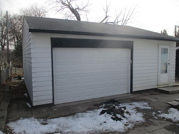 1 + 1/2 Car Detached Garage