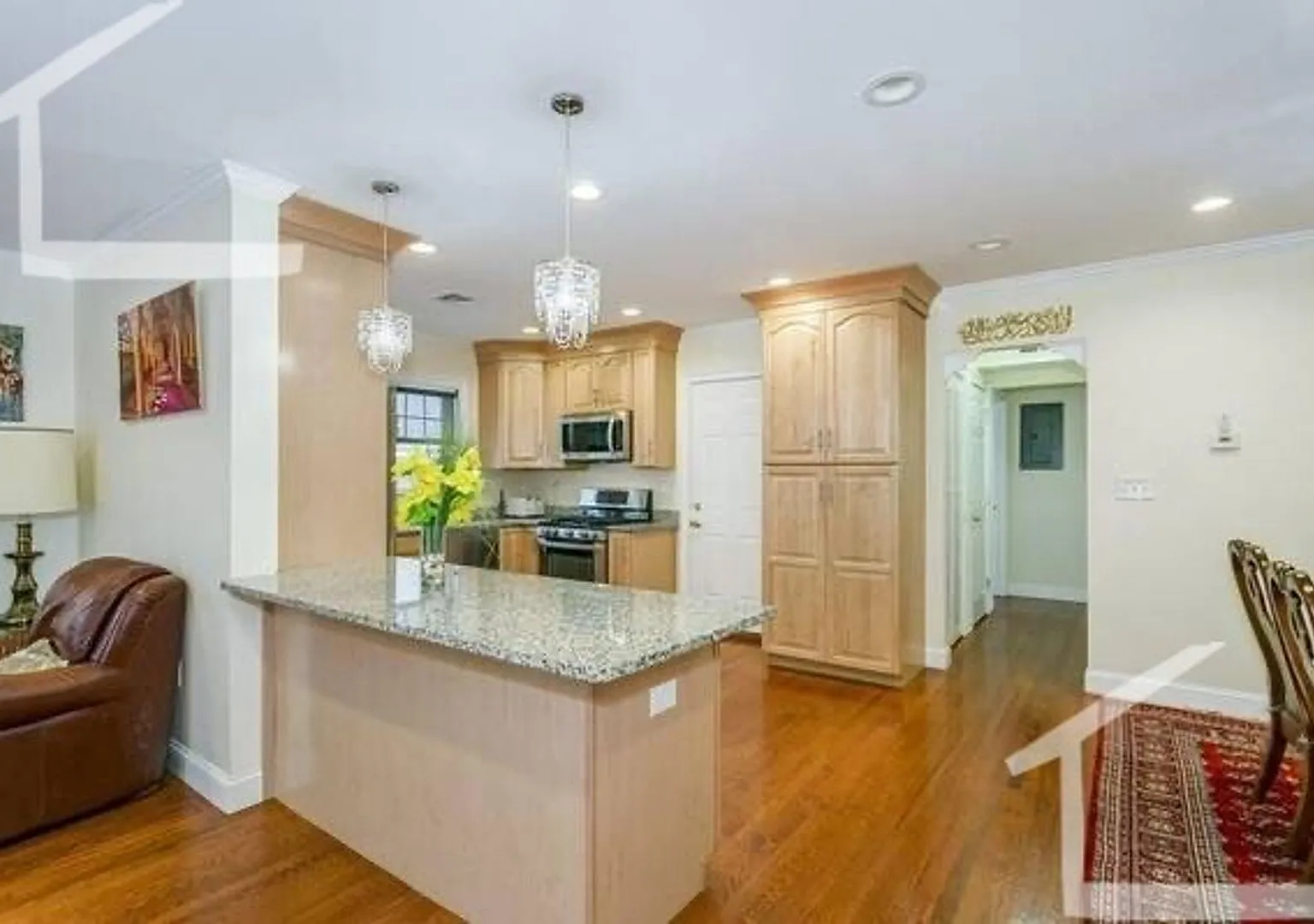 Desirable Unit in Brookline — Photo 2