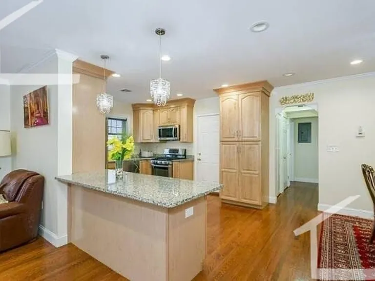 16 Eliot Cres — Photo 2