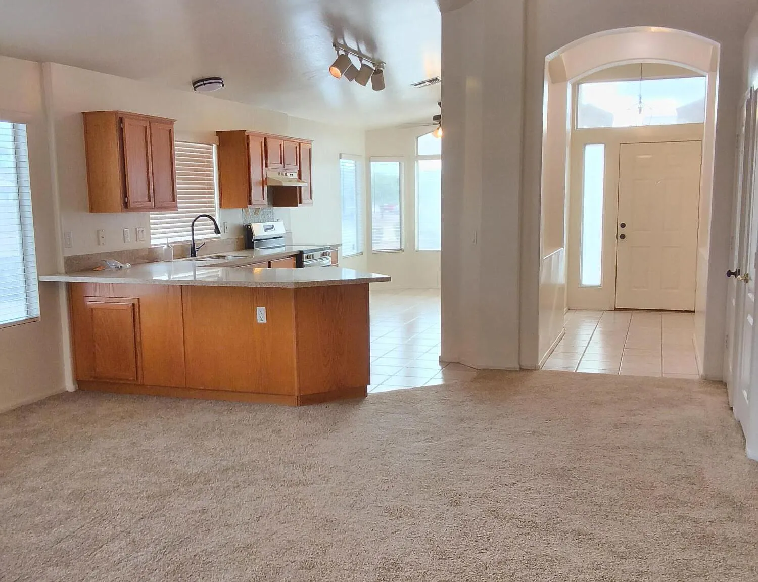 3 bed, 2.0 bath, 1614 sqft, $2,190 — Photo 3