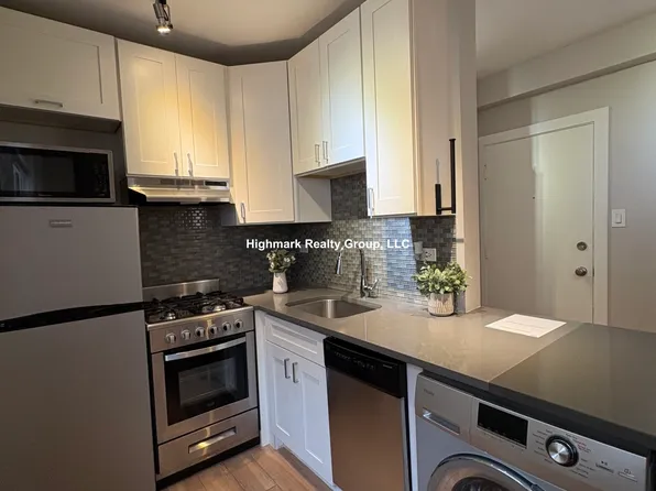 511 W Belmont Ave #A44, Chicago, IL 60657