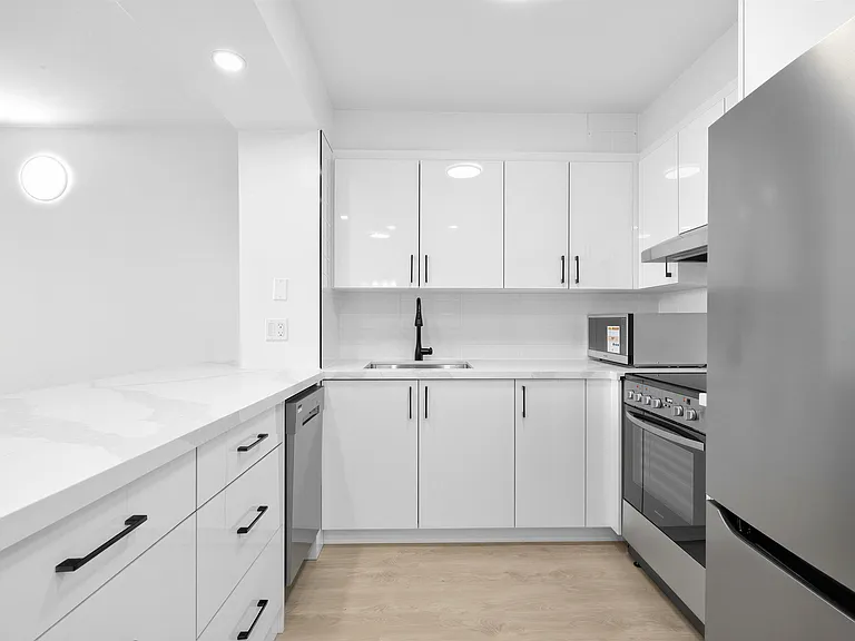 225 Davisville Ave — Photo 20