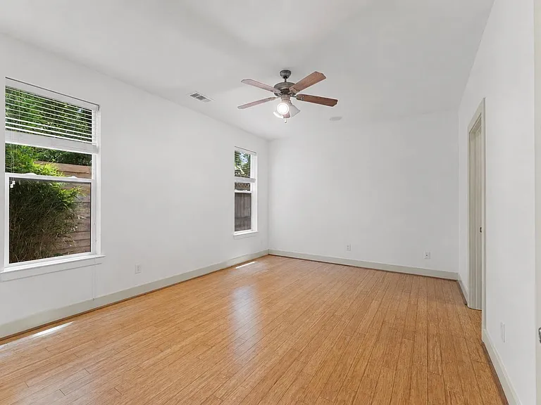 1121 Moy St — Photo 4