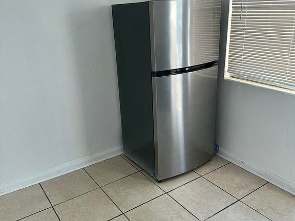 5th image of 815 4th St APT 1