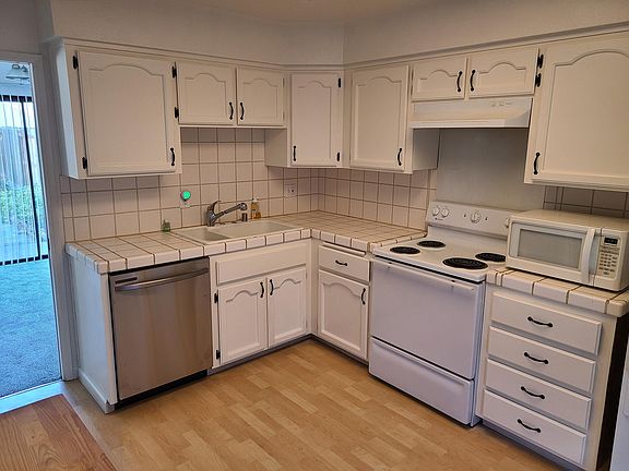 3rd image of 1944 Larchmont Cir