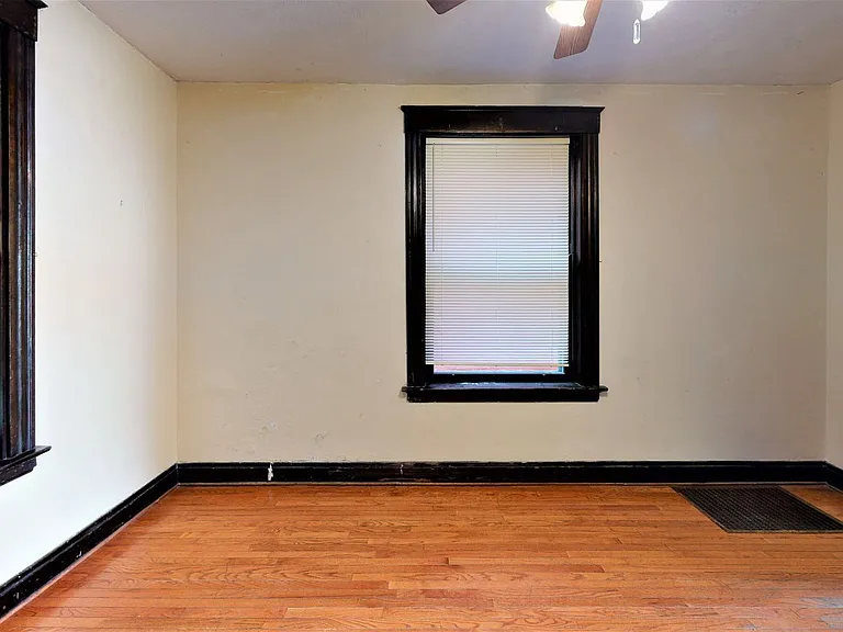 2358 Stratford Ave — Photo 9