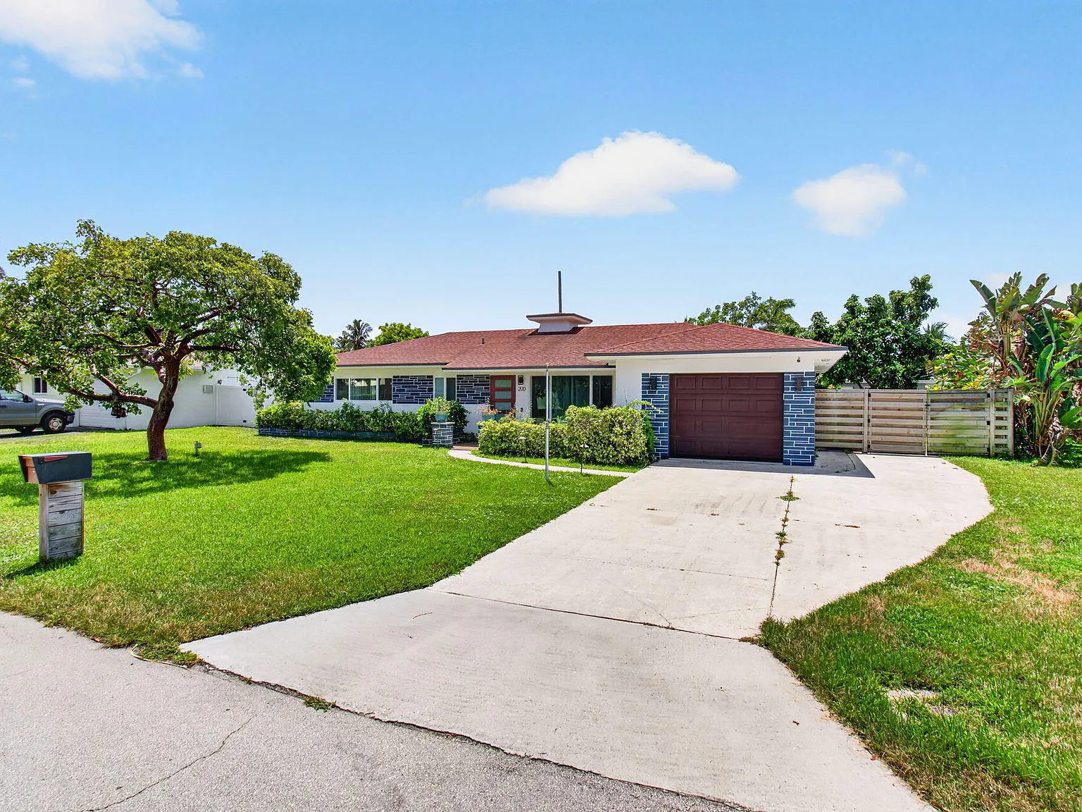 3 bed, 2.0 bath, 1446 sqft, $4,900 — Photo 3