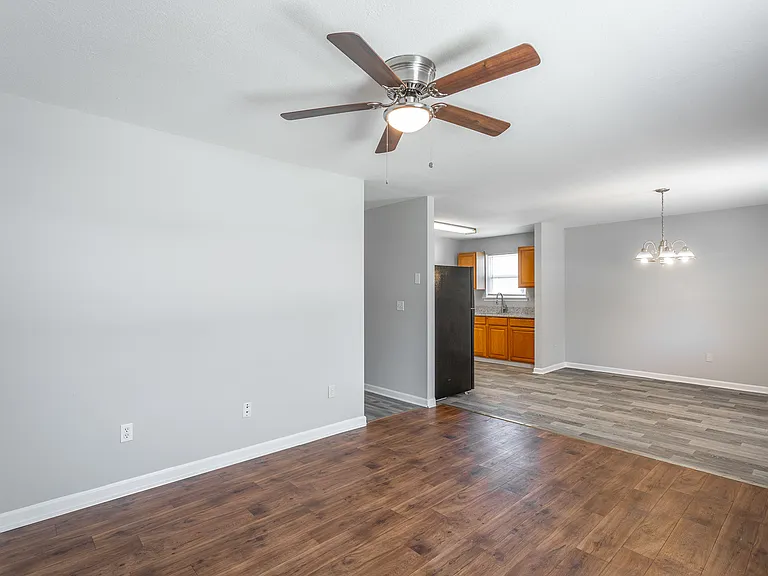 1621 Oak St — Photo 3