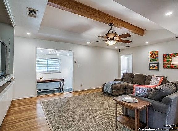 3rd image of 2106 Edgehill Dr
