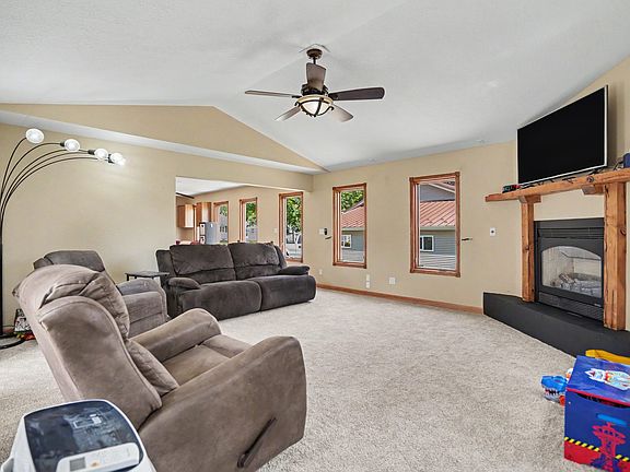 3rd image of 619 Middle Rd
