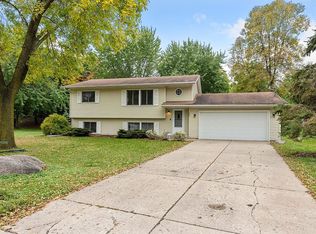 901 Nez Perce Ct, Chanhassen, MN 55317